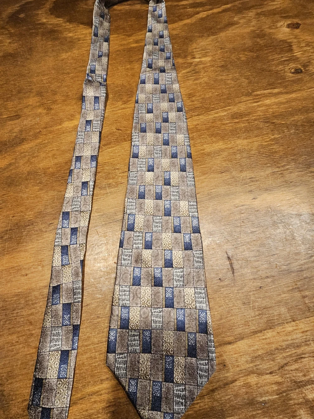 C3, Van Heusen Silk Brown & Blue Tie is a stylish accessory for men